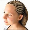 Frau mit halben Cornrows