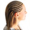 Frau mit halben Cornrows