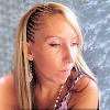 Frau mit halben Cornrows