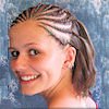 Frau mit halben Cornrows