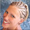 Frau mit halben Cornrows