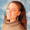 Frau mit Open Cornrows aus Thermofiberhaar (Struktur Loose Wave)