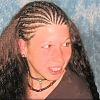 Frau mit Open Cornrows aus Thermofiberhaar (Struktur Ripple/Water Wave)