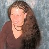 Frau mit Open Cornrows aus Thermofiberhaar (Struktur Ripple/Water Wave)