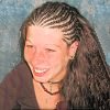 Frau mit Open Cornrows aus Thermofiberhaar (Struktur Ripple/Water Wave)