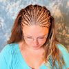 Frau mit Open Cornrows aus Thermofiberhaar (Struktur Loose Wave)