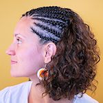 Junges Frau mit Open Cornrows