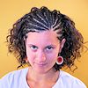 Frau mit Open Cornrows aus Thermofiberhaar (Struktur French Deep)