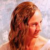 Frau mit Open Cornrows aus Thermofiberhaar (Struktur Loose Wave))