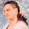 Frau mit Open Cornrows aus Thermofiberhaar (Struktur Loose Wave)