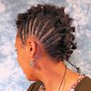 Frau mit halben Cornrows