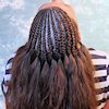 Frau mit Open Cornrows aus Thermofiberhaar (Struktur Ripple/Water Wave)