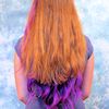 Frau mit Open Cornrows aus Thermofiberhaar (Struktur Loose Wave)