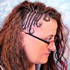 Frau mit Open Cornrows aus Thermofiberhaar (Struktur Loose Wave)