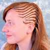 Junge Frau mit halben Cornrows