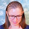 Junge Frau mit halben Cornrows