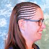 Junge Frau mit halben Cornrows