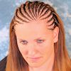 Junge Frau mit halben Cornrows