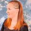 Junge Frau mit halben Cornrows