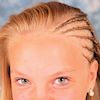 Junge Frau mit halben Cornrows