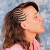 Junge Frau mit halben Cornrows