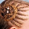 Junge Frau mit halben Cornrows