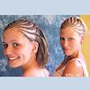 Frau mit halben Cornrows