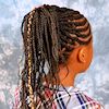  Kind (Mädchen) mit Cornrows