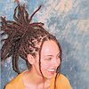 Frau mit Dreadlocks