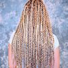 Frau mit Magic Braid Mix Frisur