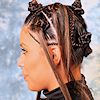 Frau mit Nubian Knots