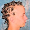 Mann mit Nubian Knots