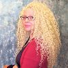 Frau mit lockigen Open Braids (French Deep)