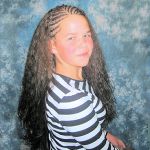 Frau mit welligen Open Braids (Water Wave, Ripple Wave)