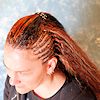 Frau mit welligen Open Braids (Water Wave, Ripple Wave)