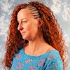 Frau mit lockigen Open Braids (French Deep)