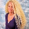 Frau mit lockigen Open Braids (French Deep)