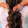 Frau mit welligen Open Braids