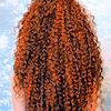 Frau mit lockigen Open Braids (French Deep)