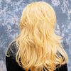 Frau mit welligen Open Braids (Body Wave)