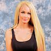 Frau mit welligen Open Braids (Body Wave)