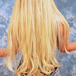 Frau mit welligen Open Braids (Body Wave)