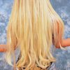 Frau mit welligen Open Braids (Body Wave)