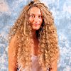 Frau mit lockigen Open Braids (French Deep)