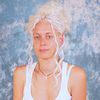 Frau mit welligen Open Braids