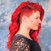 Frau mit welligen Thermofiberhaar Open Braids